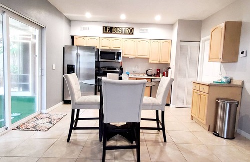 Bee Ridge House | Private Guesthouse w/King Bed, Putting Green, Covered Patio