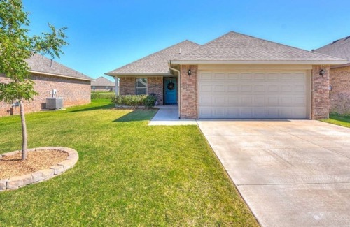 Yukon House | Private Guestroom Minutes From Lake Hefner