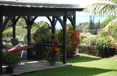 Papaikou House | Private Hawaiian style unit "Sleep Number" king bed with A/C