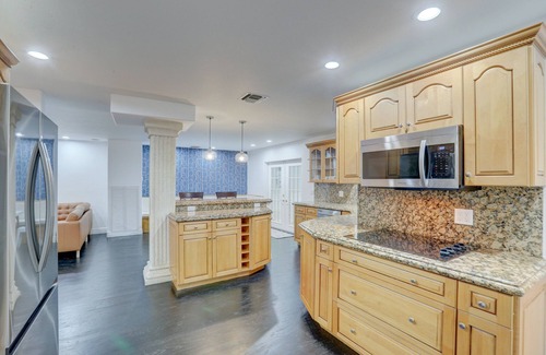 Central Oakland Park House | Private Heated Pool ~ Balcony ~ Near Beach