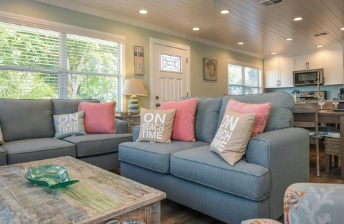 Siesta Key Village House | Private Heated Pool. Steps to Siesta Key Village/Beach. Parking Incl.