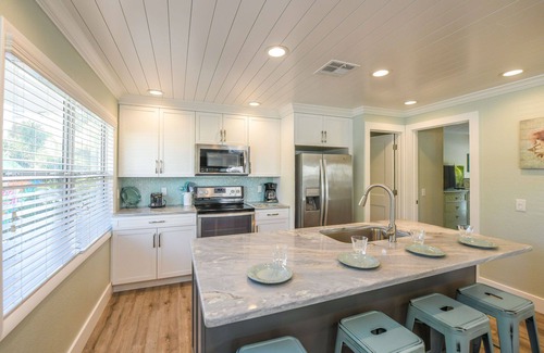 Siesta Key Village House | Private Heated Pool. Steps to Siesta Key Village/Beach. Parking Incl.