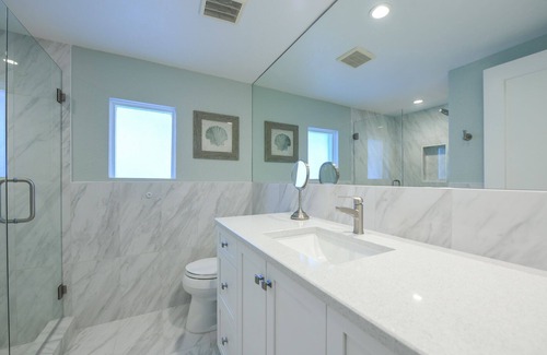 Siesta Key Village House | Private Heated Pool. Steps to Siesta Key Village/Beach. Parking Incl.
