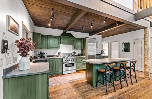 Ellicottville Ski Chalet | ★ Private Hideaway w/Hot Tub & Fireplace- Stylish & Serene - Hike from Cabin! ★