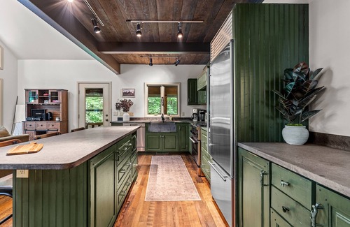 Ellicottville Ski Chalet | ★ Private Hideaway w/Hot Tub & Fireplace- Stylish & Serene - Hike from Cabin! ★
