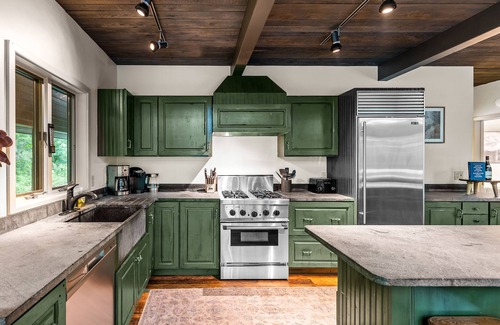 Ellicottville Ski Chalet | ★ Private Hideaway w/Hot Tub & Fireplace- Stylish & Serene - Hike from Cabin! ★
