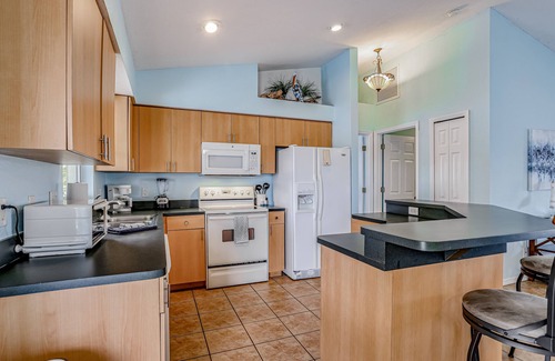 Fort Myers House | Private hideaway with screened lanai & private pool- walk to eateries & shops