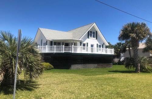 Toilla Segunda House | Private Home! Corner Lot steps from the Beach! One minute walk to the beach. n