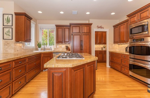 Leota House | Private Home in Wine Country, Quiet, Close to Amenities, on the Lake!