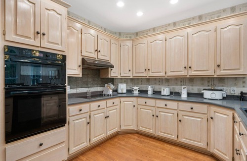 Raleigh House | Private Home Office, Ultafast WiFi, Designer Furnishings & Luxury Bedding
