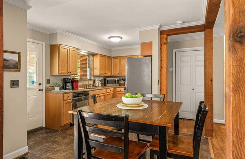 Branson Theater District Cabin | Private Home on 3 Acres! 5 Bedrooms - Private Hot Tub - Close to Strip! | Silver Creek