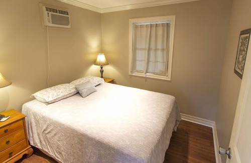 Historic Lahaina Front Street Cottage | Private Home; Walk to the Heart of Lahaina Towns Shops, Restaurants, and Harbor! Living room