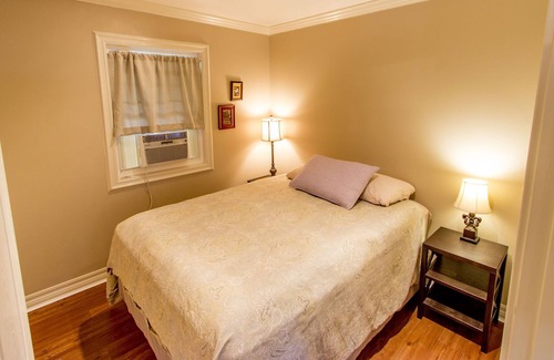 Historic Lahaina Front Street Cottage | Private Home; Walk to the Heart of Lahaina Towns Shops, Restaurants, and Harbor! Living room