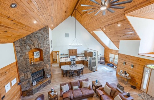 Pearcy Cabin | Private Hot Springs Cabin on Pond w/Game Room!