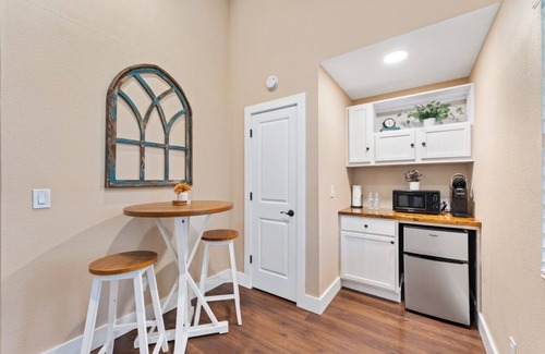 Branson Cottage | Private Hot Tub and Fire Pit - COZY COTTAGE