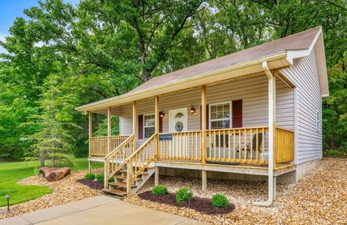 Branson Cottage | Private Hot Tub and Fire Pit - COZY COTTAGE