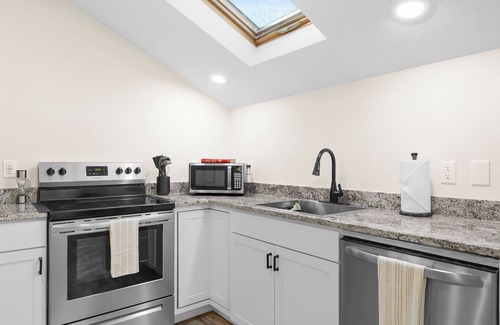 Branson Apartment | Private Hot Tub and Fire Pit - THE CARRIAGE HOUSE