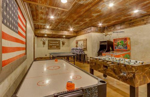 Ranger House | Private Hot Tub and Home Theater Ranger Log Cabin!