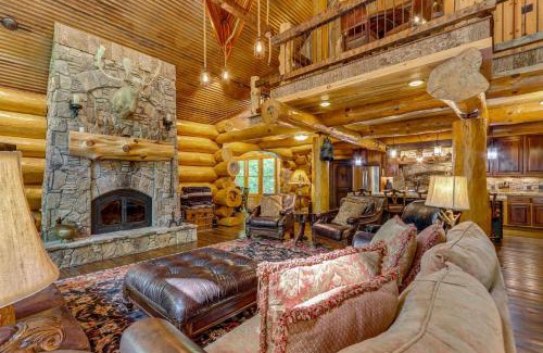 Ranger House | Private Hot Tub and Home Theater Ranger Log Cabin!