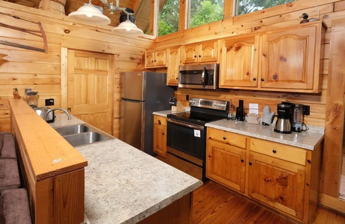 Gatlinburg - Pigeon Forge Cabin | Private hot tub and mountain views for miles! - Cali's Place