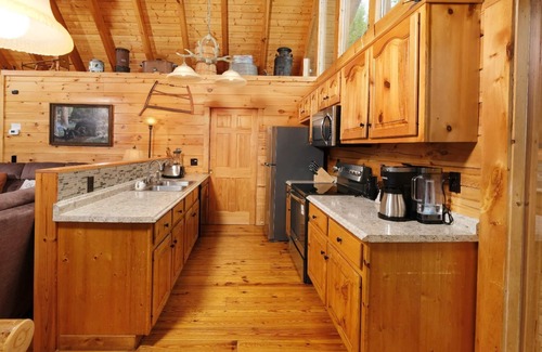 Gatlinburg - Pigeon Forge Cabin | Private hot tub and mountain views for miles! - Cali's Place