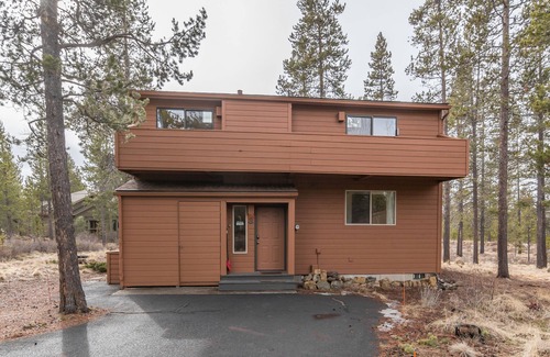 Deer Park House | Private Hot Tub, Bikes, 10 SHARC Passes, AC