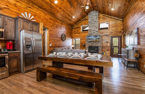 Reeds Spring House | Private hot tub-close to community pool-Pet frndly