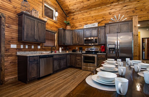 Reeds Spring House | Private hot tub-close to community pool-Pet frndly