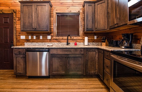 Reeds Spring House | Private hot tub-close to community pool-Pet frndly