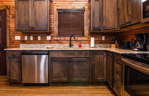 Reeds Spring House | Private hot tub, close to community pool