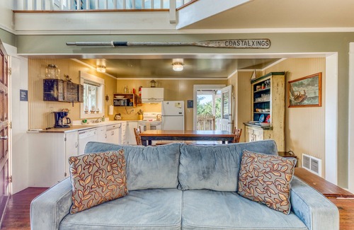 Heceta Beach House | Private Hot Tub & Easy Access to the Beach - Dogs are Welcome