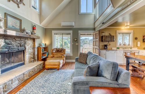 Heceta Beach House | Private Hot Tub & Easy Access to the Beach - Dogs are Welcome