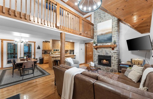 Branson West Cabin | Private Hot Tub & Hammocks. 2 Resort Pools + Golf! Playgrounds & Sports Courts!