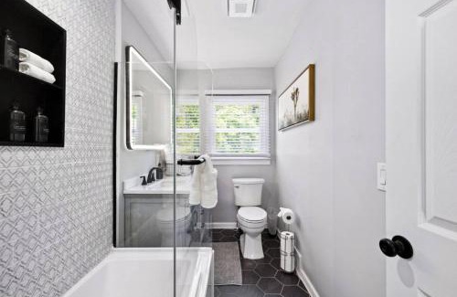 Pittsburgh House | Private Hot Tub King beds 1 Block from Butler