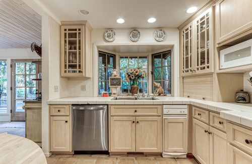 Black Butte Ranch House | Private hot tub & large decks with views of 15th fairway.