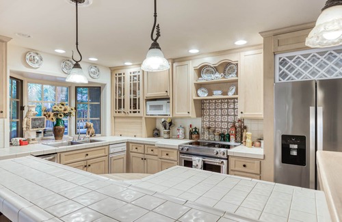 Black Butte Ranch House | Private hot tub & large decks with views of 15th fairway.