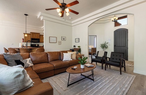 Kanab House | Private hot tub! Pool/Spa! 2 King Beds! Bunk Room! Sleeps 10! Pickleball! Gym!