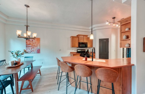 Kanab House | Private hot tub! Pool/Spa! 2 King Beds! Bunk Room! Sleeps 10! Pickleball! Gym!