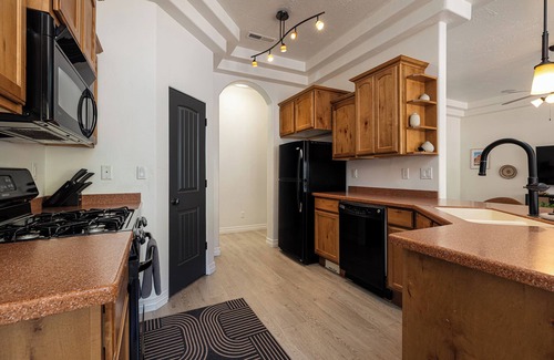 Kanab House | Private hot tub! Pool/Spa! 2 King Beds! Bunk Room! Sleeps 10! Pickleball! Gym!