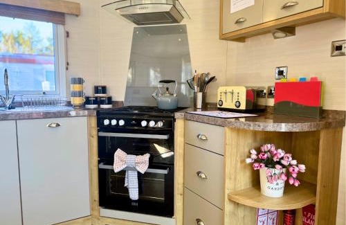 Swarland Apartment | Private Hot Tub & Spacious Decking Area in Northumberland, Dog-Friendly, Free Golf Access