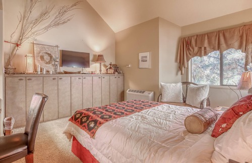 Century West Hotel | Private, Hotel Style Room, Queen bed at Desirable Mount Bachelor Village Resort