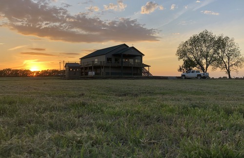 Stuttgart House | Private hunting club minutes from Stuttgart. Year round entertainment.