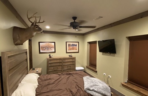 Stuttgart House | Private hunting club minutes from Stuttgart. Year round entertainment.