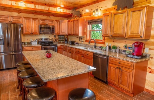 Gatlinburg - Pigeon Forge Cabin | ❤️Private in-Cabin Heated Pool-Game Rm-Theater- King Beds-Views-Sleeps 32-EV1❤️