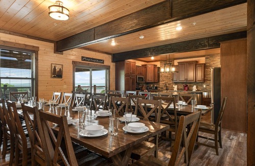 Branson House | Private Indoor Pool-Basketball Court-Free Tickets-Hot Tub-Games-Sleeps 52-Staycation w Lake Views