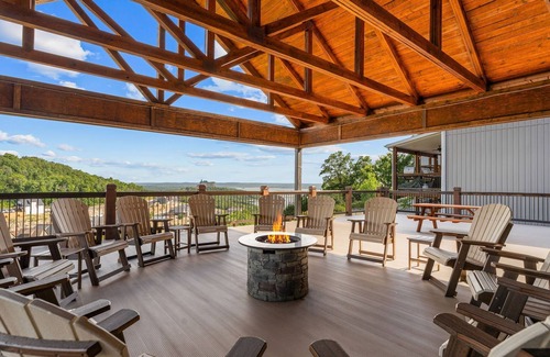 Branson House | Private Indoor Pool-Basketball Court-Free Tickets-Hot Tub-Games-Sleeps 52-Staycation w Lake Views