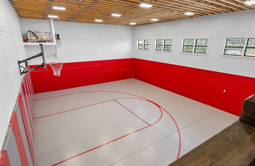 Branson House | Private Indoor Pool-Basketball Court-Free Tickets-Hot Tub-Games-Sleeps 52-Staycation w Lake Views