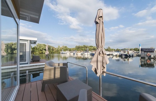 Heugum Boat Rental | Private island: rest on the water near the bustling center of Maastricht