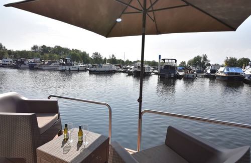 Heugum Boat Rental | Private island: rest on the water near the bustling center of Maastricht