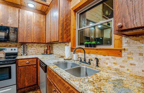 Octavia Cabin | *Private Island*w/free kayaks, hot tub and VIEWS!